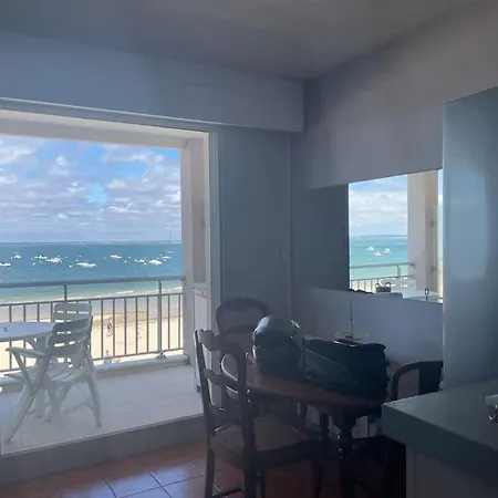 Apartment Front De *